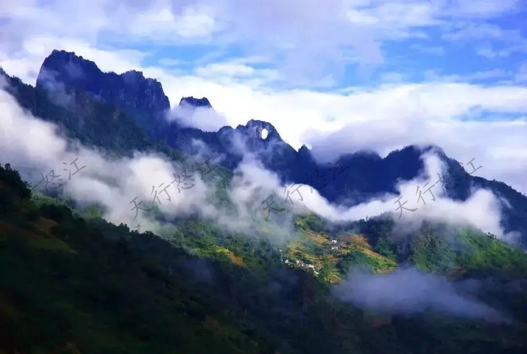 “怒江美麗公路”領(lǐng)略絕美風(fēng)景 “車(chē)在路上走，人在畫(huà)里行”